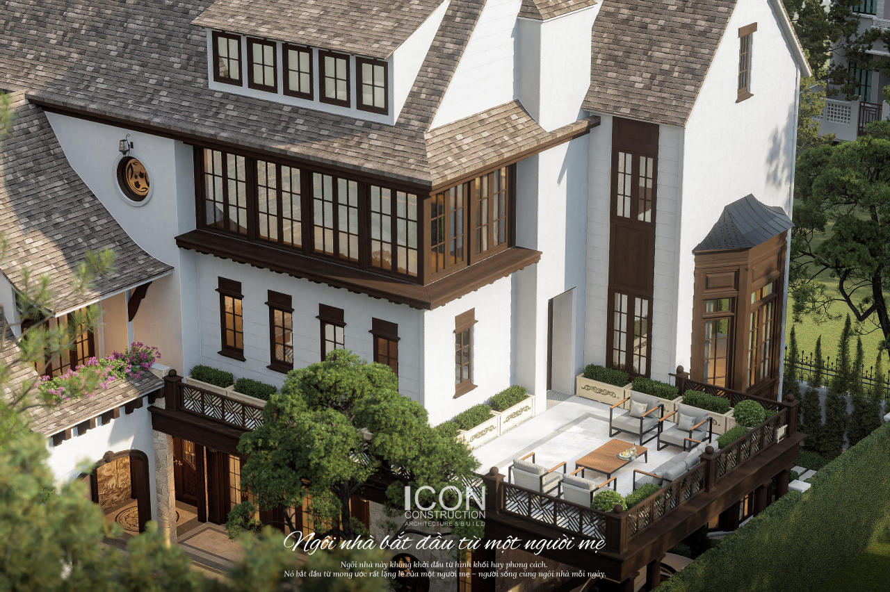 Khoảng sân hiên rộng mở với hệ lan can gỗ và mái dốc đặc trưng, tạo nên không gian thư giãn gần gũi thiên nhiên.